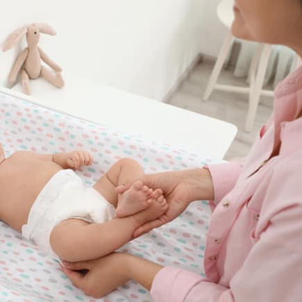 Baby liegt auf Wickeltisch